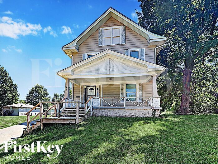 Primary Photo - 401 E College St