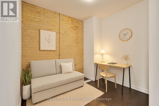 Photo du bâtiment - 201-201 Carlaw Ave
