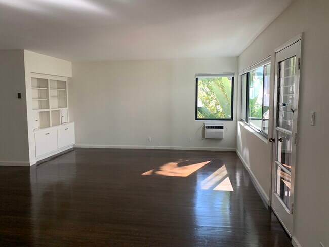 Building Photo - 8770 Shoreham Dr