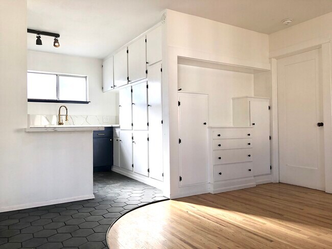 Building Photo - 2431 Walgrove Ave