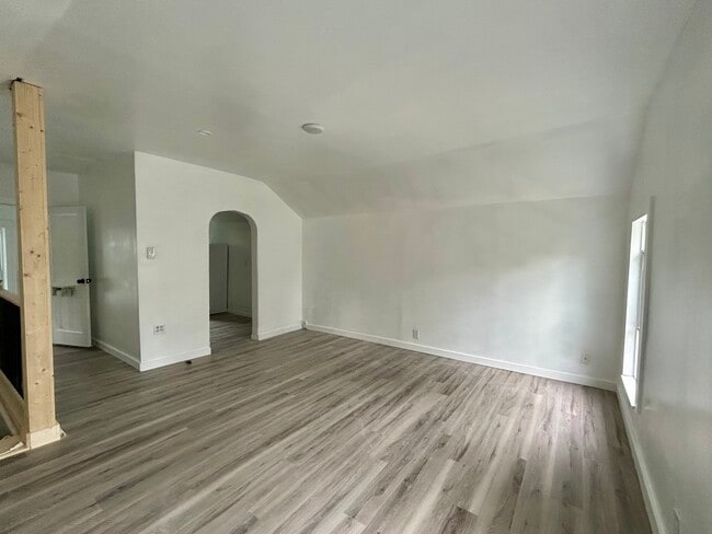 Foto del edificio - 421 W Bond St