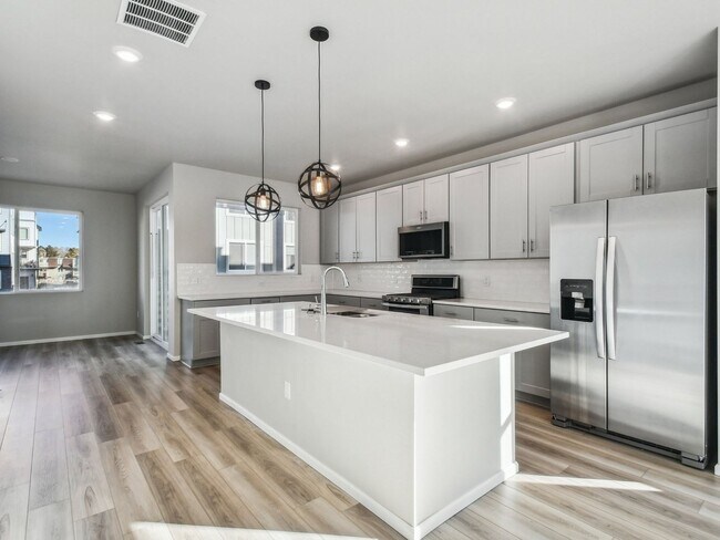 Foto del edificio - 4 Bedroom New Townhome in Arvada