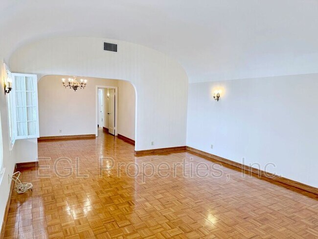 Foto del edificio - 814 N McCadden Pl