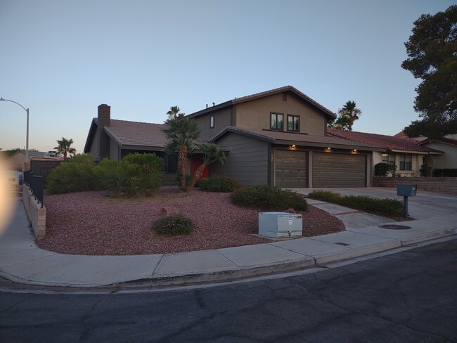 Building Photo - 322 Esquina Dr