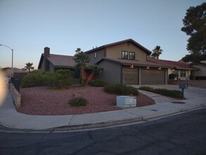 Building Photo - 322 Esquina Dr