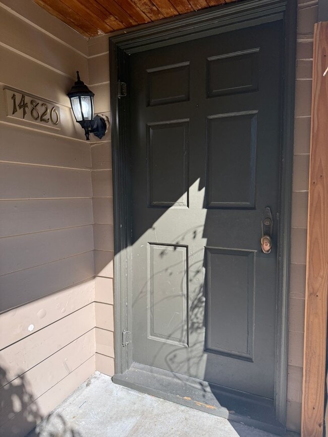 Building Photo - 2 Bed/ 1 Bath Cape Cod Upper Unit House in...