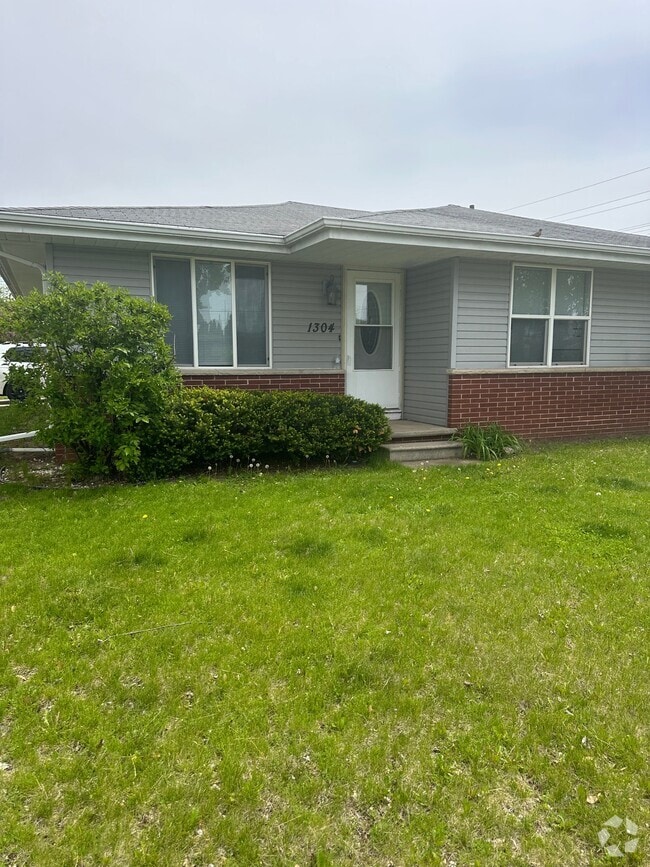Building Photo - 1304 Vandenbroek Rd