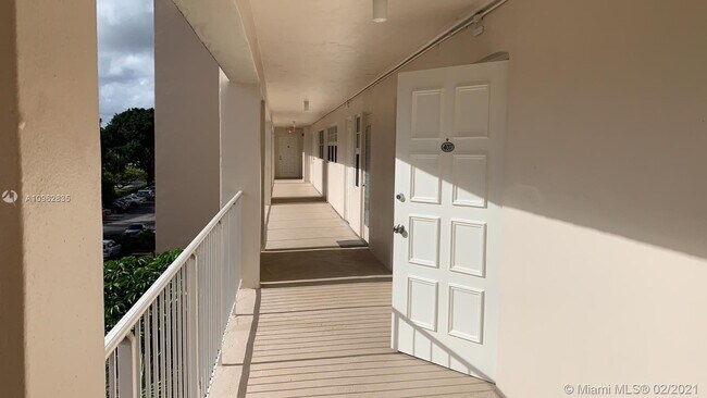 Building Photo - 2851 S Palm Aire Dr