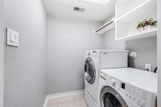 Foto del edificio - 8127 Edenwood Dr