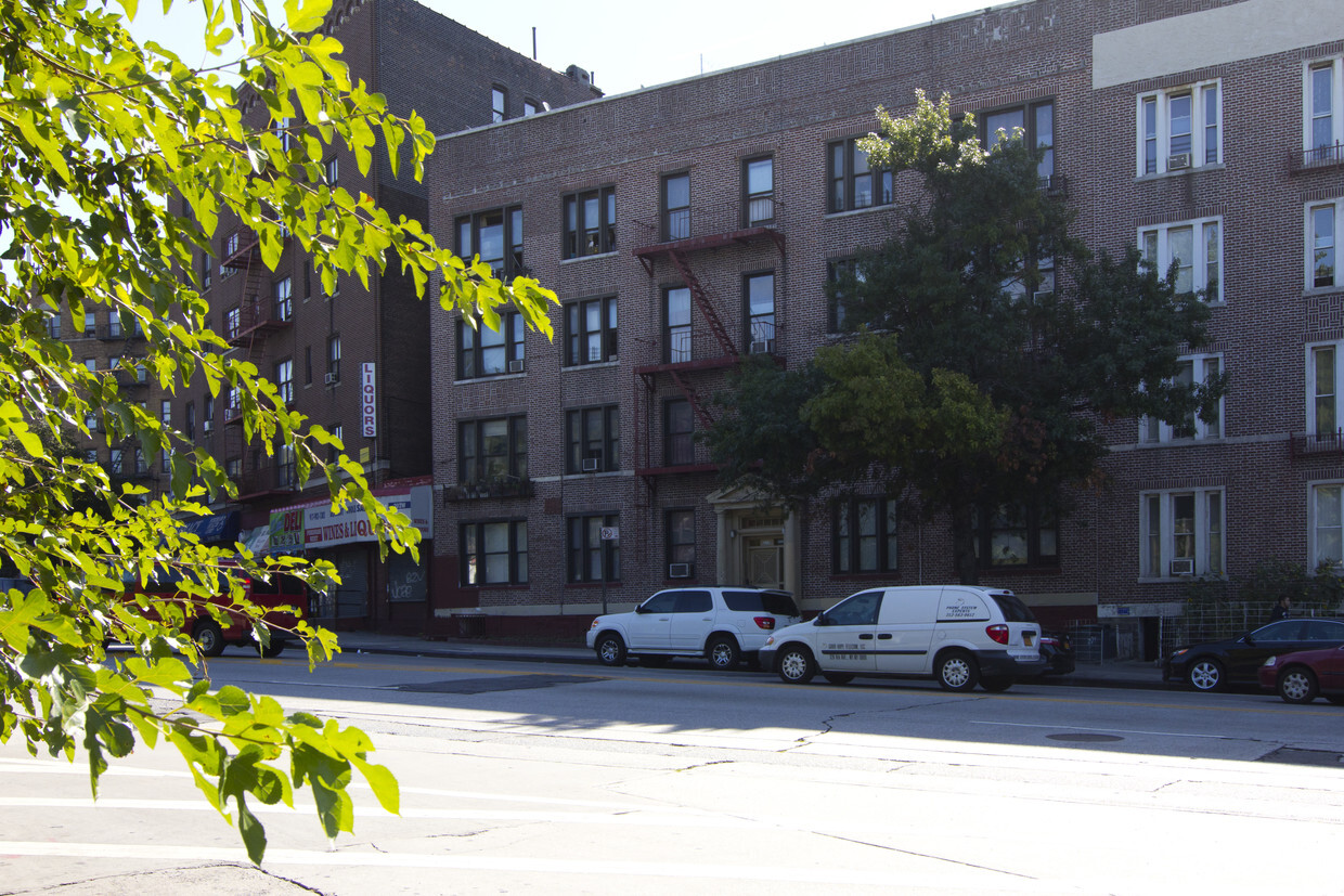 Building Photo - 208 W Fordham Rd