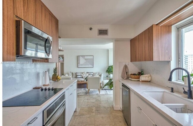 Building Photo - 5900 Collins Ave