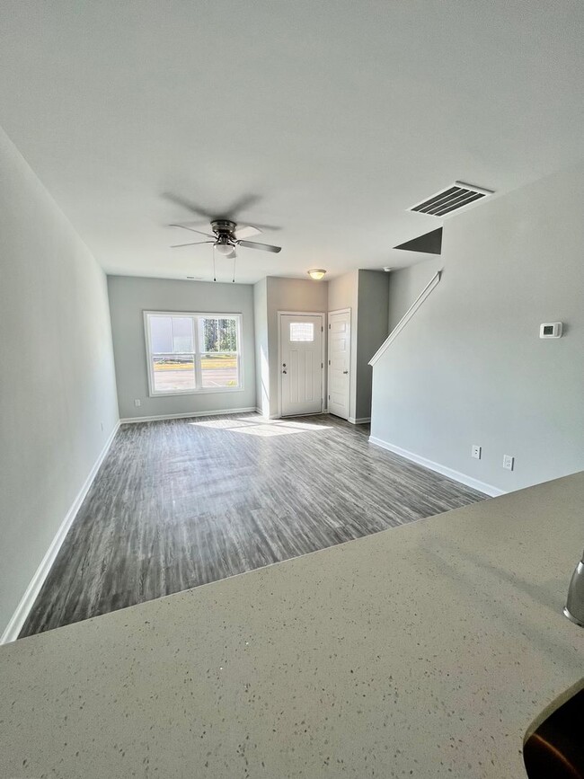 Building Photo - 1/2 OFF FIRST MONTHS RENT Townhome in Holl...