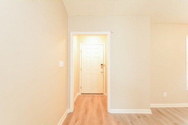 Foto del edificio - 1256 Grovewood Dr