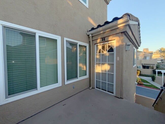 Building Photo - Ontario Condo in Gated community