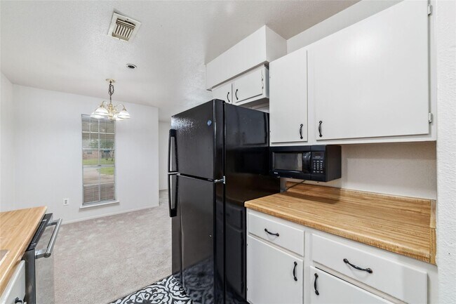 Building Photo - 1404 McDugald Rd