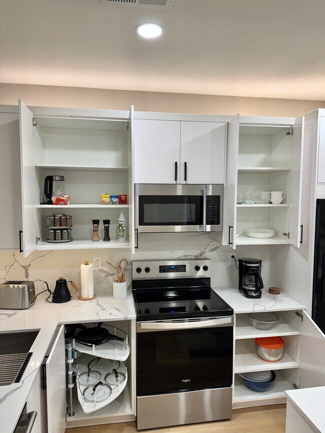 Cocina totalmente equipada - 711 N Hobson Ave