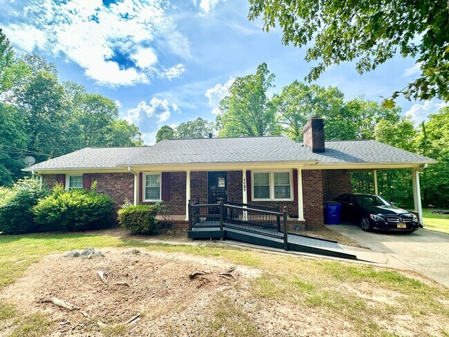 Building Photo - Versatile 3-Bedroom Home with Multiple Fle...