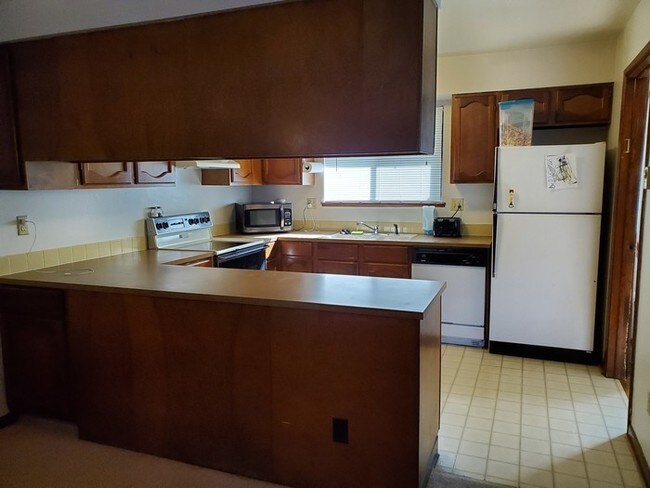 Building Photo - 909 Camelot Ct