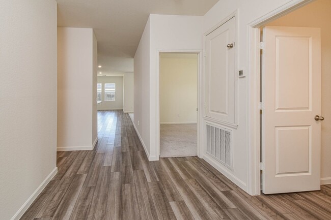 Building Photo - 1004 Wild Enclave Ln