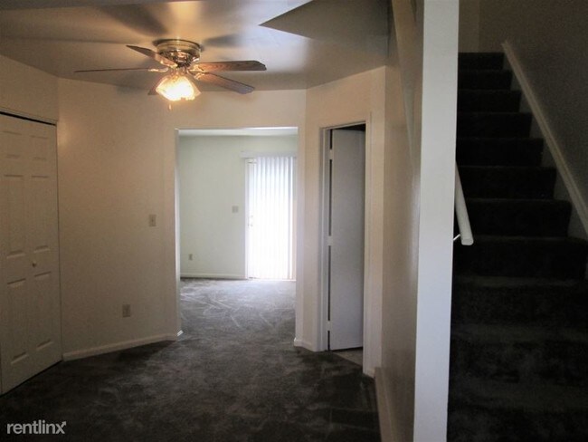 Building Photo - 2 br, 1.5 bath Townhome - 945 Orchard Dr