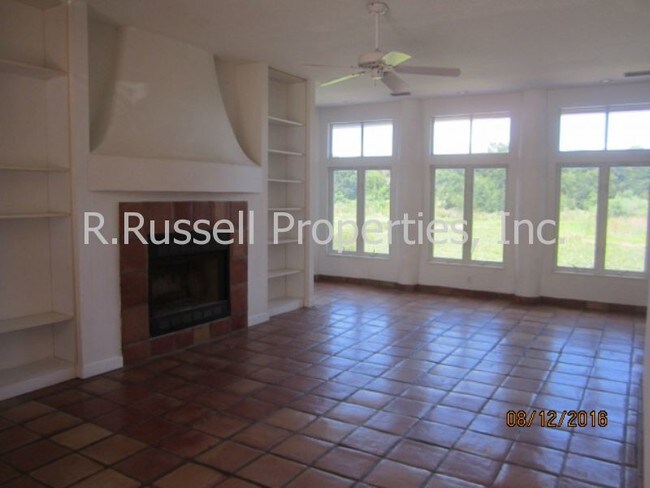 Building Photo - 1821 Lakeshore Cir
