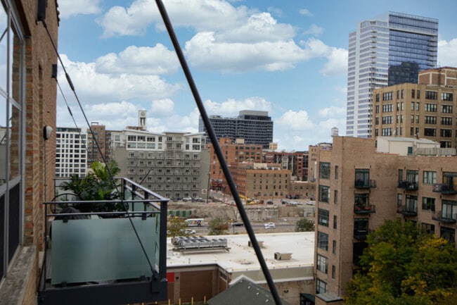 Building Photo - 333 S Desplaines St