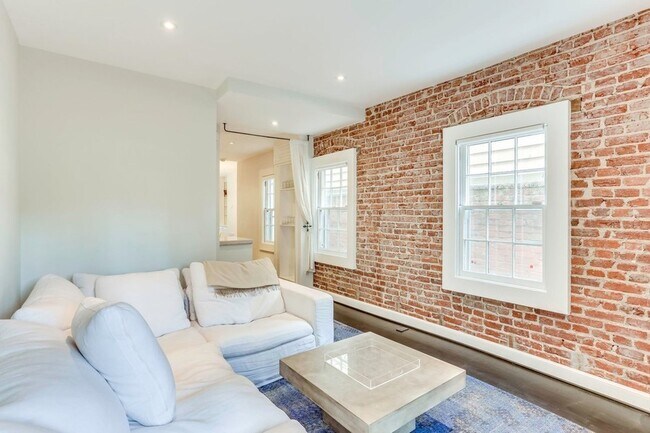 Building Photo - Gorgeous Georgetown Home w/ Garage Parking!