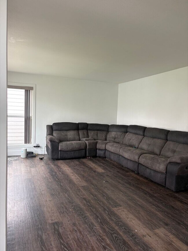 Building Photo - 4 Bedroom Midtown Home