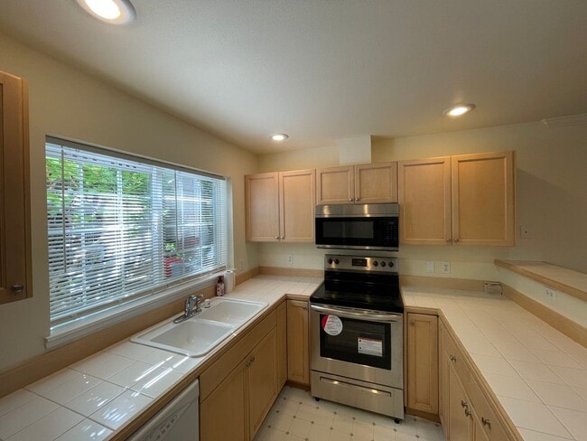 Building Photo - Sammamish - 3 BR, 2 BTH ground floor condo...