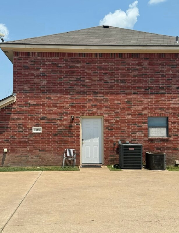 Foto del edificio - 1009 Lansberry Ct