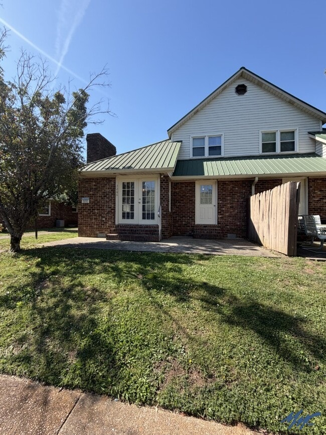Building Photo - 1206 Hamilton Dr