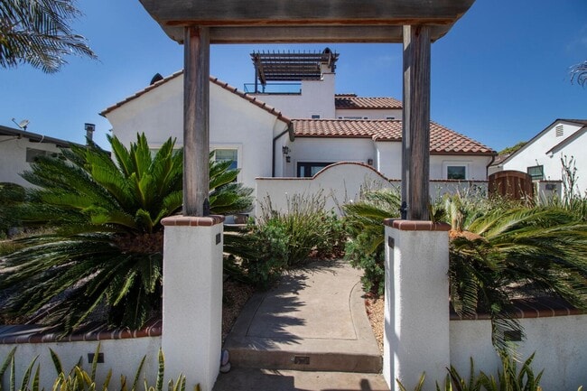 Building Photo - Prestigious Ocean View Retreat – Fully Rem...