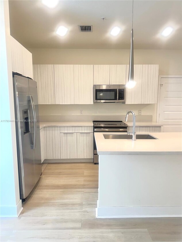 Foto principal - 4700 NW 84th Ave