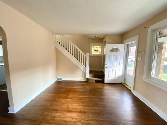 Photo - 2929-2931-2931 Clermont Ave Apartment