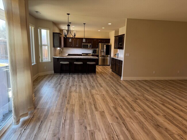 Foto del edificio - 1361 Elges Ave