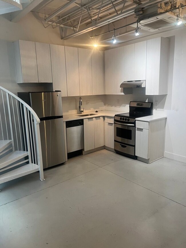 Building Photo - Studio Loft in the Heart of Downtown