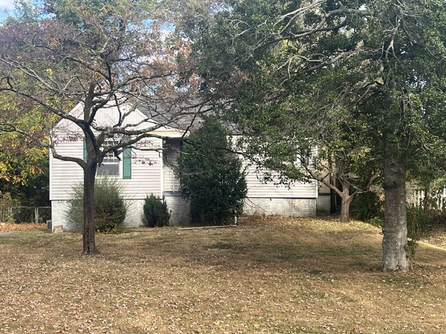 Foto del edificio - Quaint Two Bedroom Available NOW