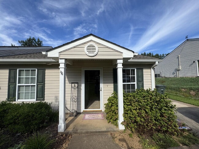 Building Photo - Furnished Duplex in Seneca