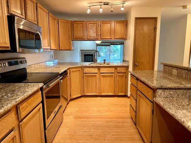 Building Photo - 2 bed/2 bath on Greenlake. Pet Friendly! S...