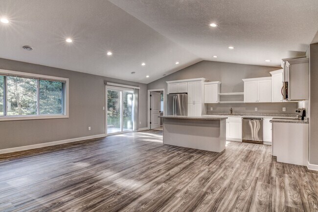 Building Photo - Like New 3 Bedroom Town Home