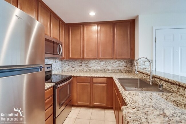 Building Photo - Charming 1Bdm 1Ba Condo in the Heart of Sa...