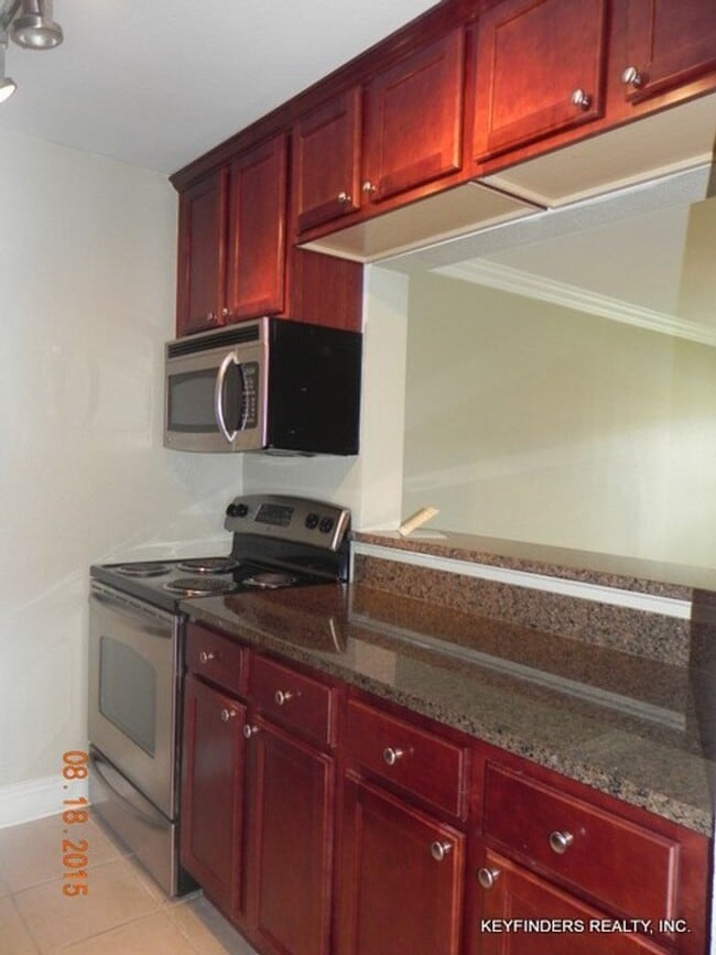Building Photo - 2 Bedroom Condo  Near LSU in a Gated Commu...
