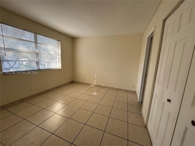 Building Photo - 1024 Twin Lakes Dr