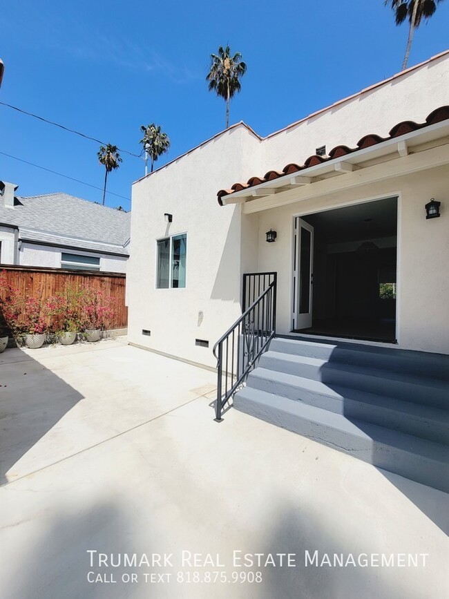 Building Photo - California 2 bedroom Bungalow in Silverlake !