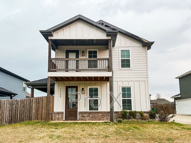 Primary Photo - 1733 W Whitney Ln