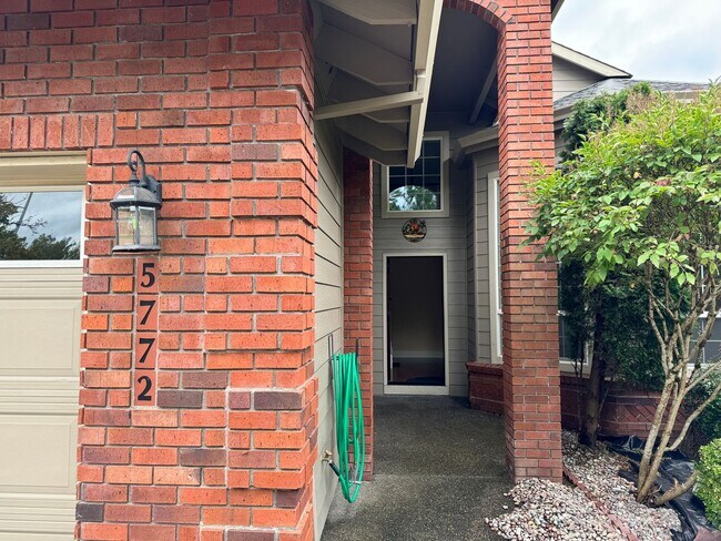 Foto del edificio - GORGEOUS 4 Bed/2 Bathroom home in Kelly Cr...