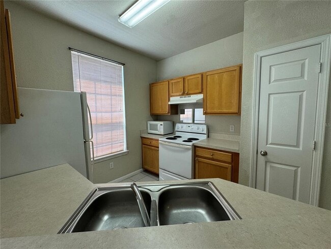 Foto del edificio - 9157 Lee Vista Blvd