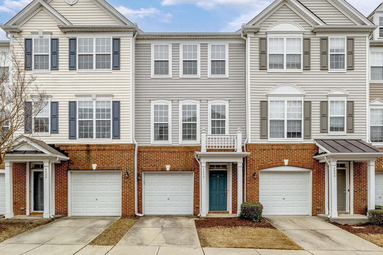 Primary Photo - Large Townhome with 1 Car Garage - Great L...