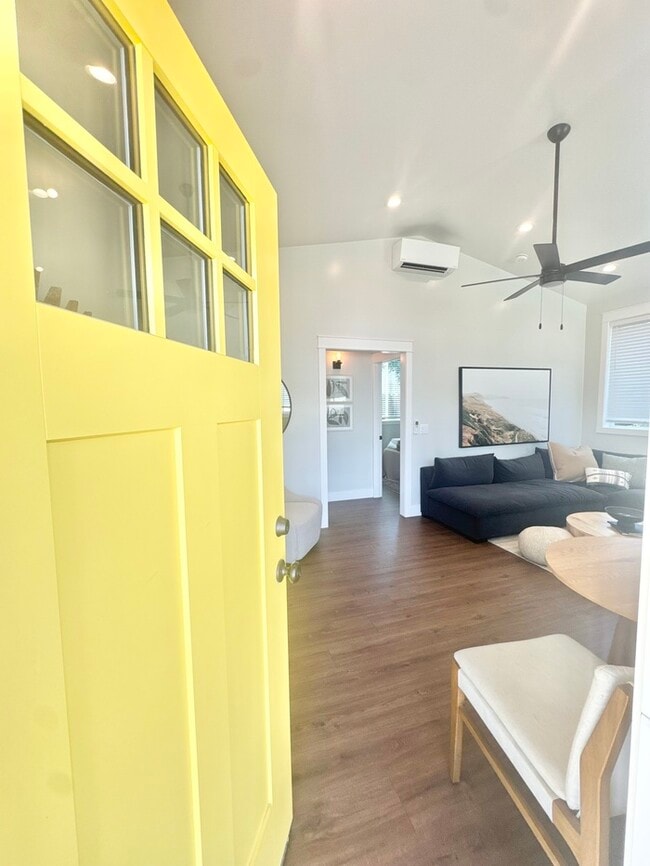 Foto del edificio - Adorable and updated furnished home in Fol...