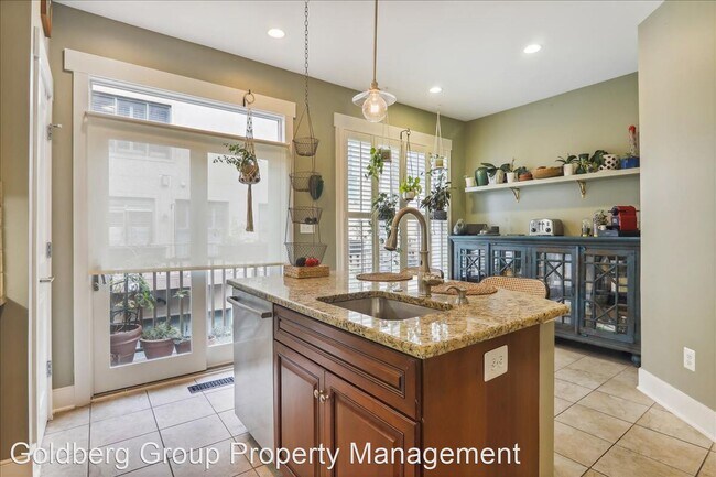 Building Photo - 3 br, 3.5 bath House - 2735 Linden Lane